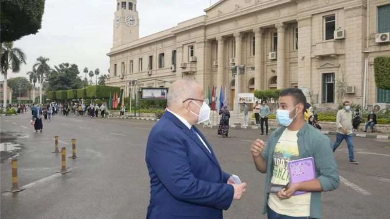 الخشت يتحاور مع الطلاب ويحث غير المطعمين علي اخذ اللقاح لضمان سلامتهم ..صور