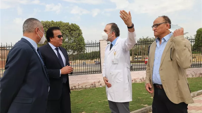 وزير التعليم العالي يتفقد أعمال تطوير مستشفى الثدي التابع للمعهد القومي للأورام
