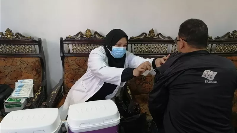 جهود مكثفة لتطعيم المواطنين الشراقوة المترددين علي إدارات المرور والمحاكم بلقاح كورونا