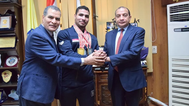 إعفاء بطل العالم في رفع الأثقال من المصروفات باداب بنى سويف واهداءه لاب توب