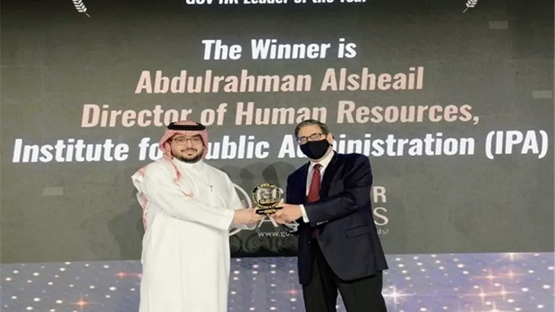 عبد الرحمن بن محمد الشعيل يحصل على جائزة أفضل قيادي للموارد البشرية بالخليج