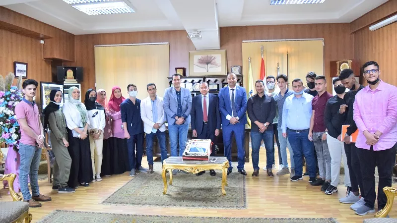 رئيس جامعة بنى سويف يستقبل وفدا من الطلاب الوافدين