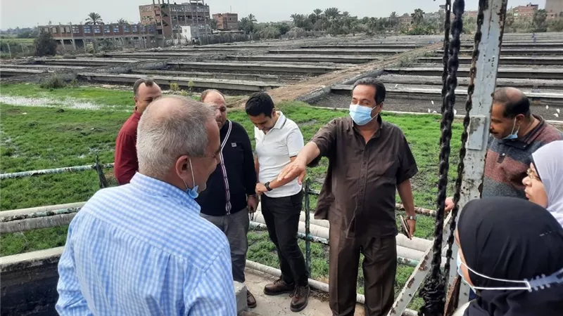 رئيس مياه دمياط يناقش موقف محطات وشبكات الصرف الصحى