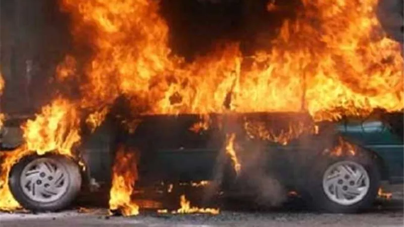 مصرع شخص وصابة أخر في إنقلاب سيارة وإحتراقها علي الطريق الحر