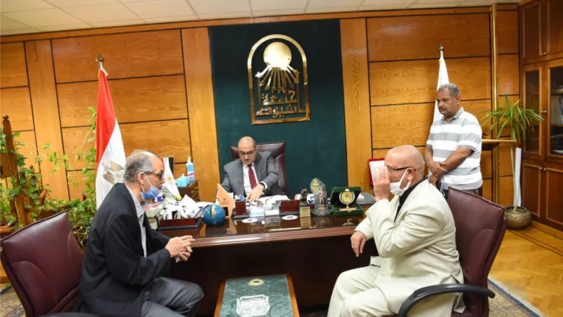 رئيس جامعة أسيوط يتابع أعمال تجهيز مكتب الشهر العقاري بمجمع الخدمات المركزية بالجامعة