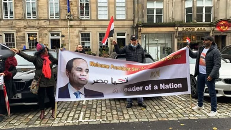 بأعلام مصر ولافتات ترحيبية.. الجالية المصرية بلندن تستقبل الرئيس السيسى فى جلاسكو.. صور