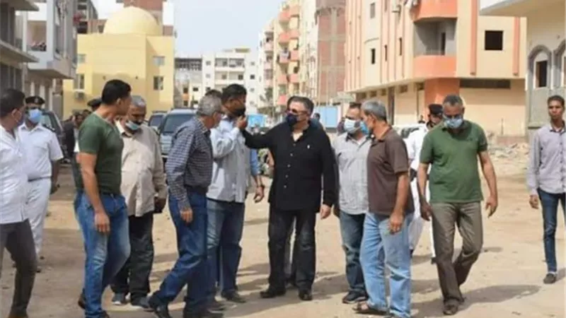 محافظ البحر الاحمر يستمع الى مطالب عددا من المواطنين