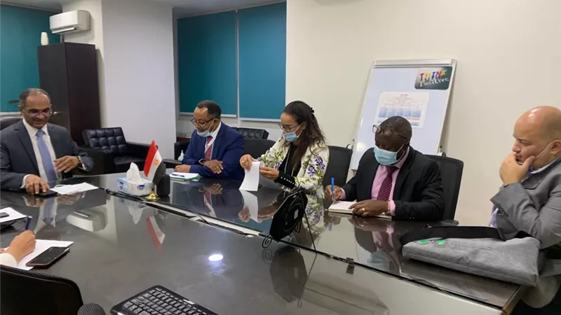 نائب وزير الإسكان يلتقى مدير قطاع المياه والصرف الصحي الإقليمي بالبنك الأفريقي