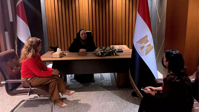 وزيرة التجارة تبحث مع مسئولي شركة 
