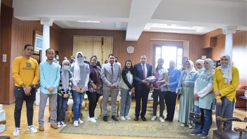 رئيس جامعة بني سويف يستقبل أسرة جامعة الطفل