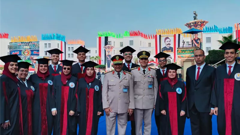 رئيس جامعة أسيوط يهنئ الطالب الأول على مستوى الجامعة لتكريمه فى احتفالية الكلية الحربية