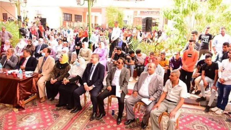 تربية سوهاج تحتفل بالطلاب الجدد وتكرم الأوائل والمتميزين..صور