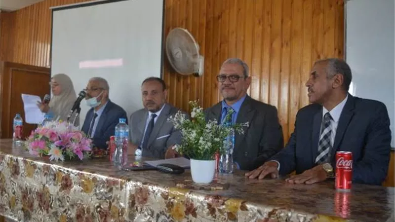 تربية الأزهر بأسيوط تكرم عميدها السابق ومديرة الكلية وأوائل الطالبات