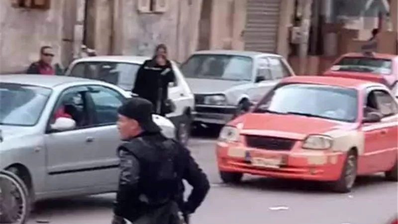أول صور لجريمة الإسماعيلية ..شخص يقتل آخر ويقطع رأسه ويتجول بها في الشارع