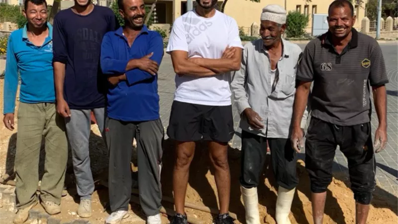 العظماء.. خالد النبوي برفقة مجموعة من العمال فى أحدث ظهور