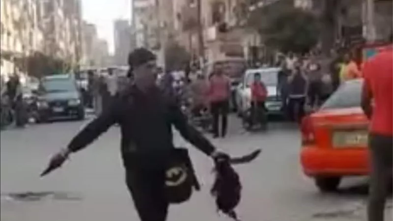فيديو وصور لأبشع جريمة ..شاب يقطع رأس آخرو يتجول بها في شوارع الإسماعيلية