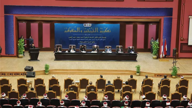 وكيل الأزهر يكرم الخريجين والمتفوقين من الطلبة الإندونيسيين