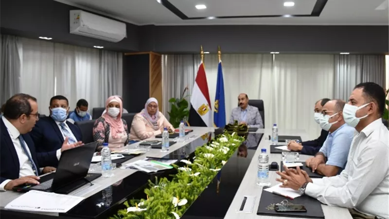 محافظ أسوان يستعرض ملفات المشروعات المتعثرة والجديدة