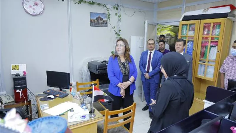 محافظ دمياط تتفقد المقر المؤقت للديوان العام وتوجه التحية للعاملين..صور