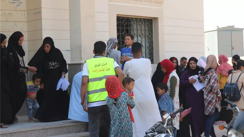 قافلة جامعة جنوب الوادي بقرية البطح بنجح حمادي تعالج 708 مريض بالمجان