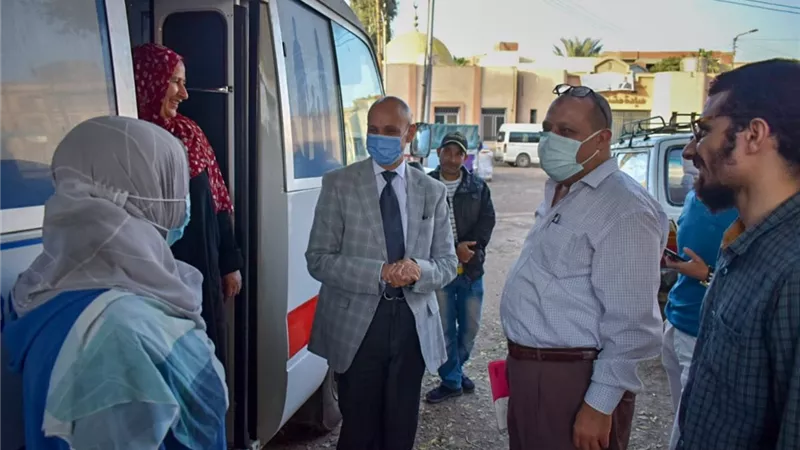 وكيل وزارة الصحة يتابع تطعيم المواطنين بلقاح كورونا بالعيادات المتنقلة بمشتول السوق