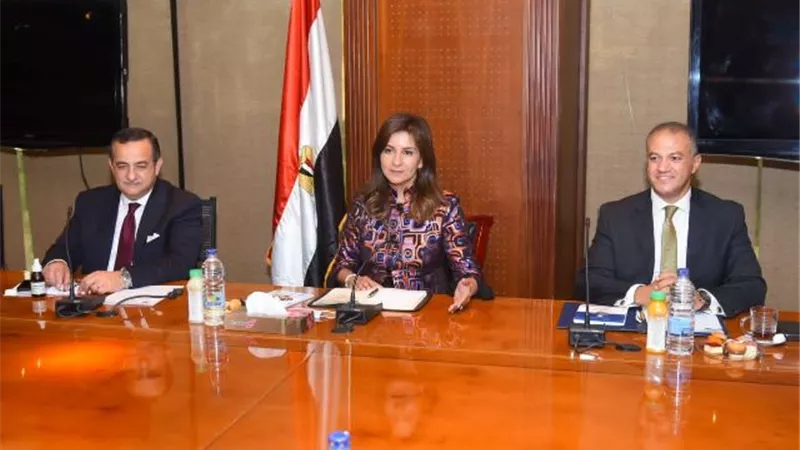 وزيرة الهجرة تعقد اجتماعًا لمتابعة الخطوات التنفيذية لبدء العمل بوثيقة التأمين على المصريين بالخارج