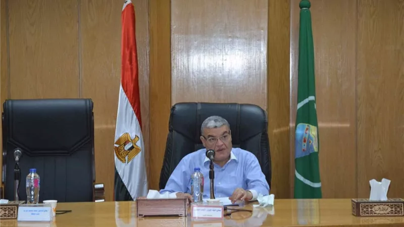 محافظ المنيا يشدد على تنفيذ خطة رصف الطرق فى مواعيدها