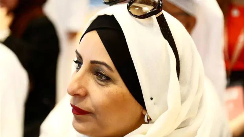 إرادة لا تنكسر.. وطموح ليس له حدود.. الإعلامية منى أبو بكر.. نموذج مشرف للمرأة العربية