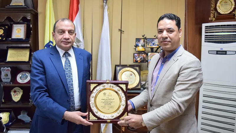 رئيس جامعة بني سويف يتسلم درع وزارة التضامن الاجتماعي