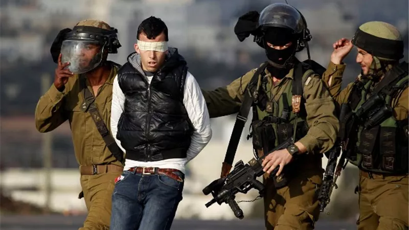 جنود الاحتلال يعتقلون 12 فلسطينيًا في الضفة الغربية المحتلة