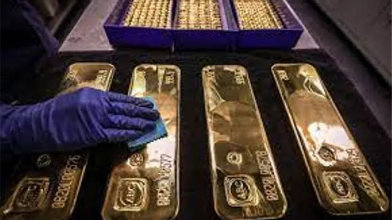 الذهب تحت الضغط بسبب قوة الدولار والحذر قبل اجتماع المركزي الأمريكي