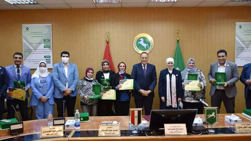 محافظ الشرقية يُكرم أعضاء اللجنة العليا المشرفة على تنظيم إحتفاليتي المحافظة بعيدها القومي ومهرجان الخيول