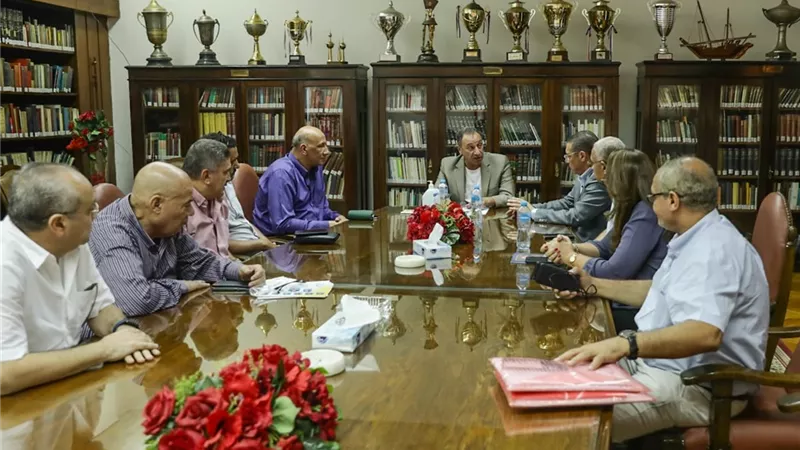 الخطيب يستقبل مرشحي اتحاد التنس الأرضي