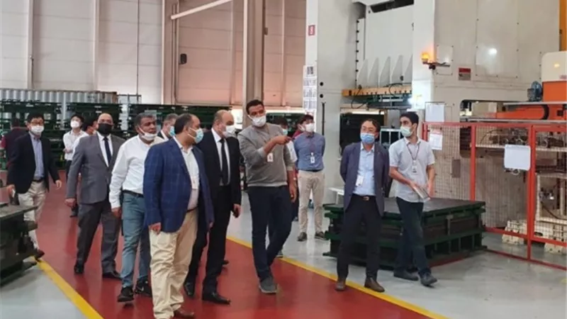 رئيس التنمية الصناعية يتفقد خطوط الإنتاج الجديدة لمصنع الالكترونيات بالعاشر من رمضان.. بالصور