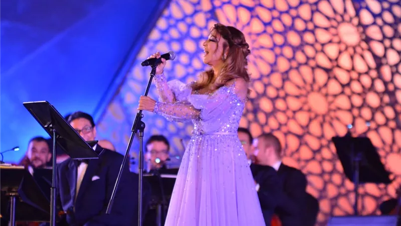 سميرة سعيد تجذب قلوب جمهور الموسيقي العربية باغنية 