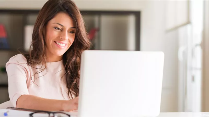 دراسة تحذر الشباب من استخدام الأجهزة الإلكترونية قبل النوم