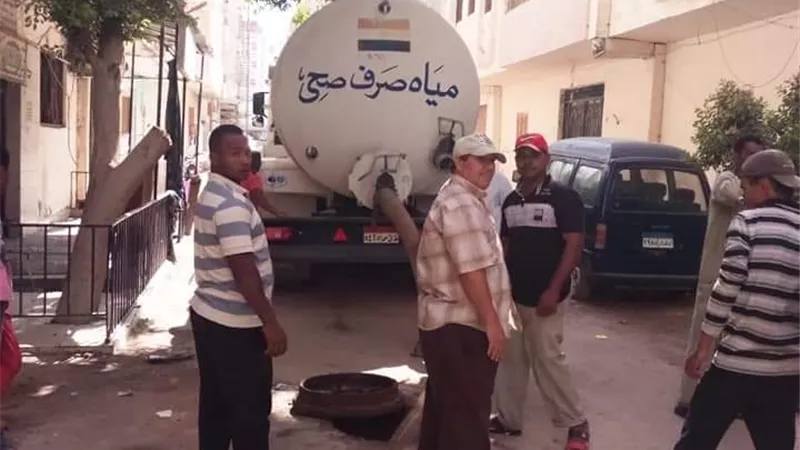 لجنة بيئية تسحب مياه الصرف الصحى من الشبكة قبل دخولها الخدمة بالغردقة