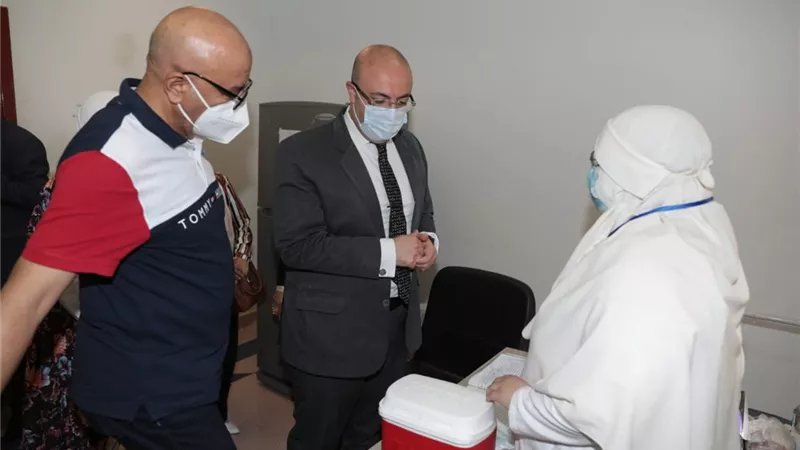محافظ بني سويف يتفقد حملة التطعيم بلقاح فيروس كورونا بسمسطا