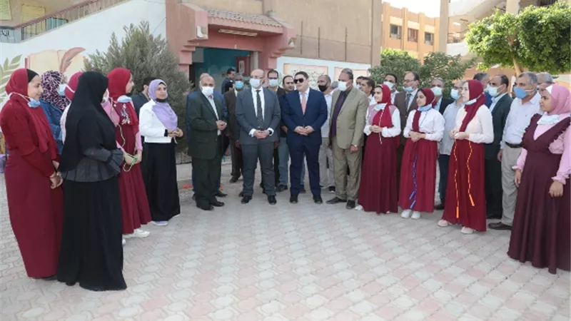 محافظ بني سويف يتابع الدراسة بمدرسة خديجه الثانوية بسمسطا