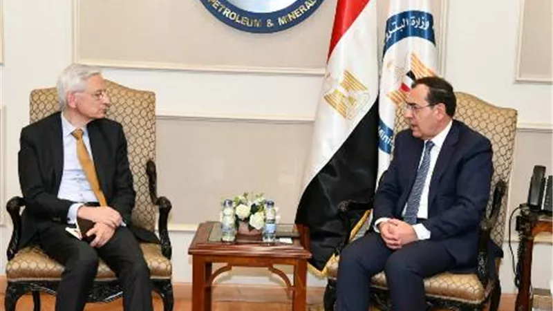 الملا يبحث مع سفير فرنسا مجالات التعاون المشترك فى قطاع البترول والغاز