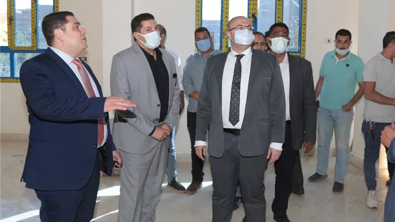 محافظ بني سويف يتفقد مشروع إنشاء المول التجاري بسمسطا