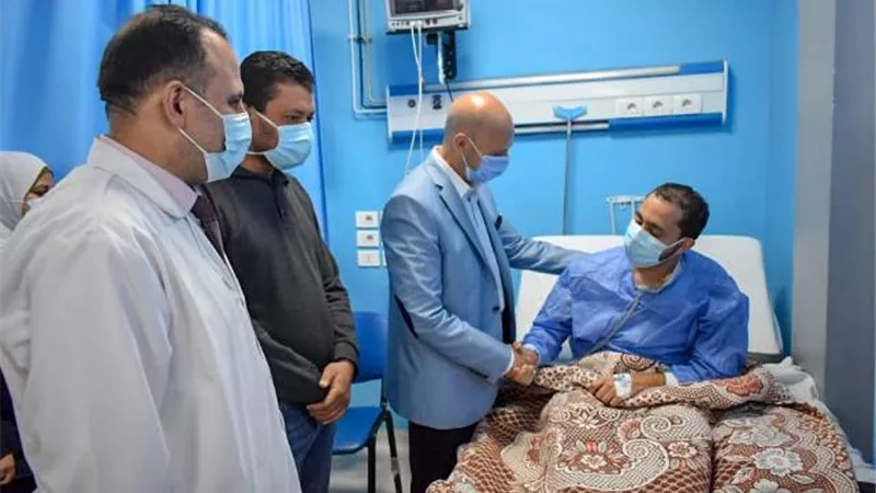 بعد تعرضه لذبحة صدرية.. وكيل وزارة الصحة يطمئن على طبيب العناية