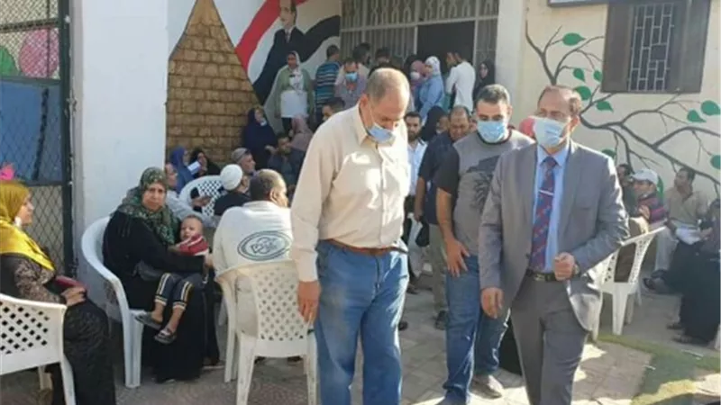 وكيل وزارة الصحة بالقليوبية يتابع تطعيم المواطنين بلقاح كورونا بالخانكة