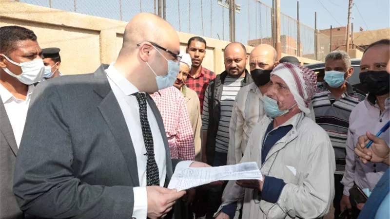 محافظ بني سويف يبحث شكاوى ومطالب المواطنين بسمسطا