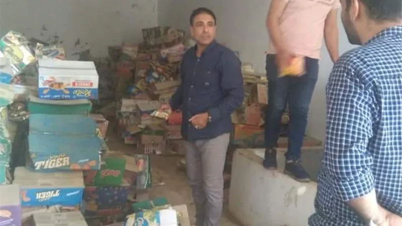 ضبط نصف طن من المواد الغذائية منتهية الصلاحية بأحد المخازن بالشهداء