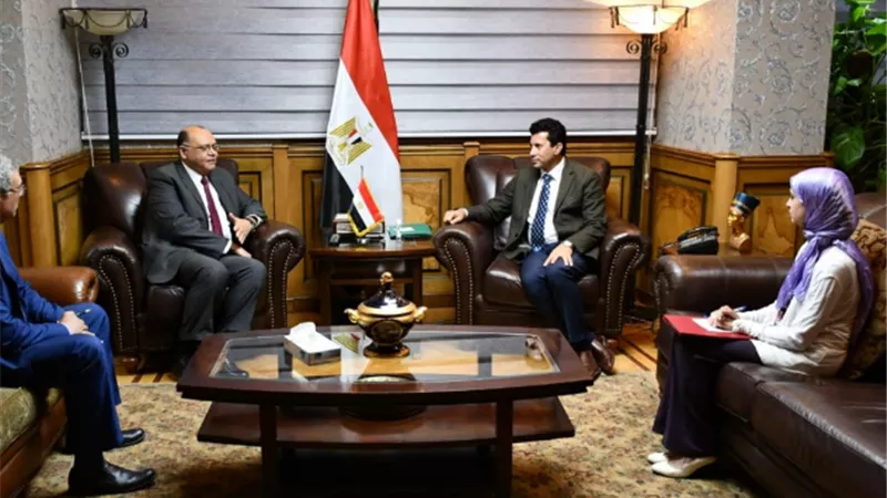 وزير الشباب يبحث التعاون مع السفير المصرى لدى المغرب