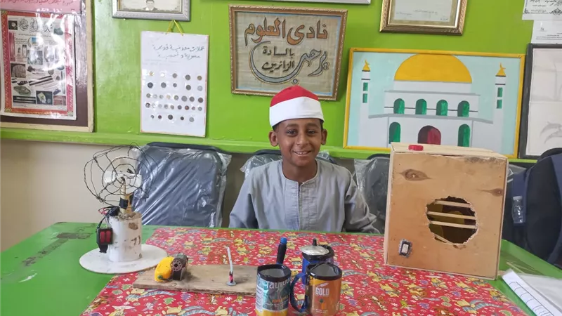 طالب أزهرى بالأقصر يبتكر أجهزة كهربائية من مخلفات بيئية