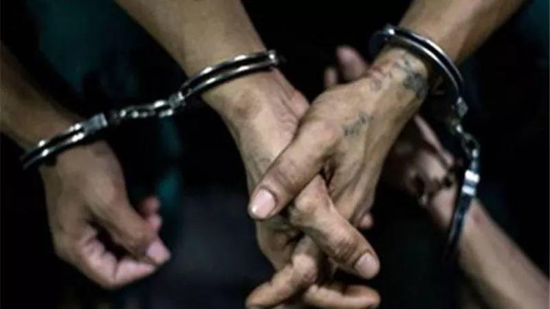 ضبط 8 أشخاص انتحلوا صفة لاعبى كرة قدم لسفرهم للخارج
