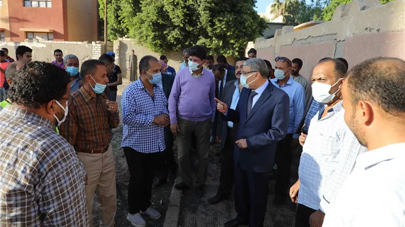 محافظ المنيا خلال جولته المكوكية لمتابعة تنفيذ مشروعات المبادرة الرئاسية 
