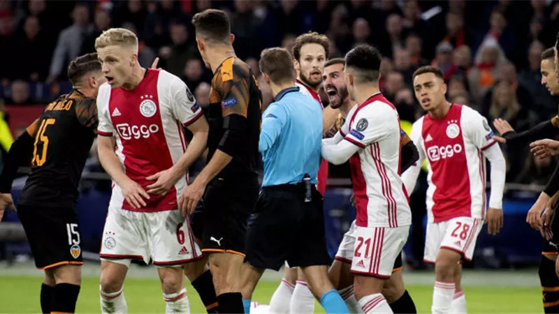 القبض على مشجعي أياكس أمستردام بسبب مباراة بوروسيا دورتموند